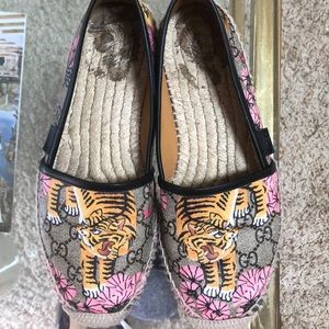 Gucci espradilles with tiger and pink flowers